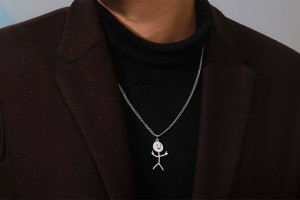 Collier pendentif femme acier personnage double doigt d'honneur 2