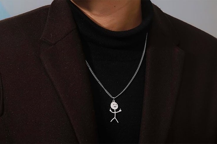 Collier pendentif femme acier personnage double doigt d'honneur