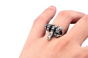 Bague homme doigt d'honneur noir d'argent 2