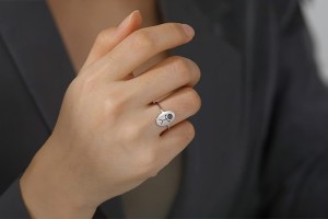 Bague argent motif figurine stickman doigt d'honneur 2