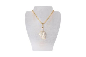 Collier homme avec pendentif doigt d'honneur couleur or 2