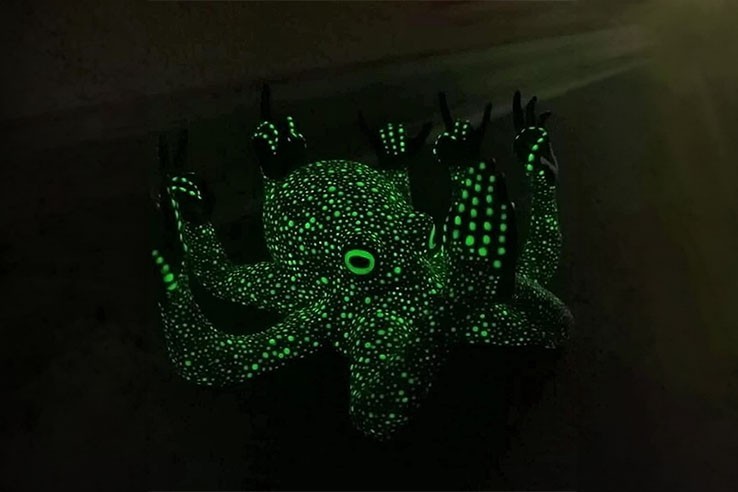 Mini statue pieuvre doigt d'honneur phosphorescent