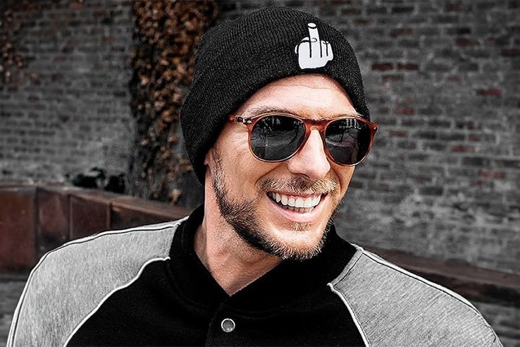 Bonnet amusant chaud pour hiver noir avec broderie doigt d'honneur blanc