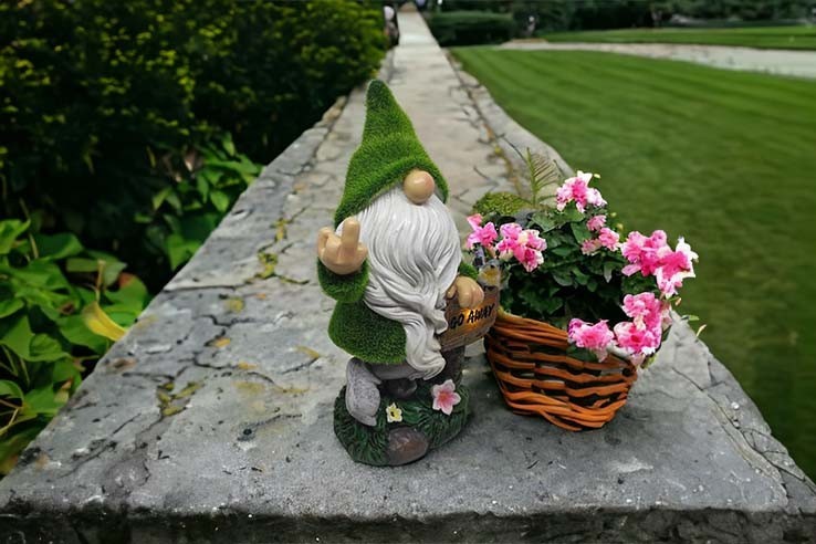 Nain de jardin rigolo fait un fuck avec son doigt d'honneur