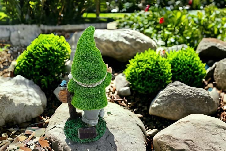 Nain de jardin rigolo fait un fuck avec son doigt d'honneur