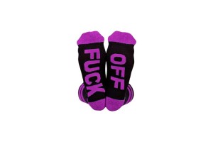 Paire de chaussette noir et violet drôle inscription Fuck Off en dessous unisexe