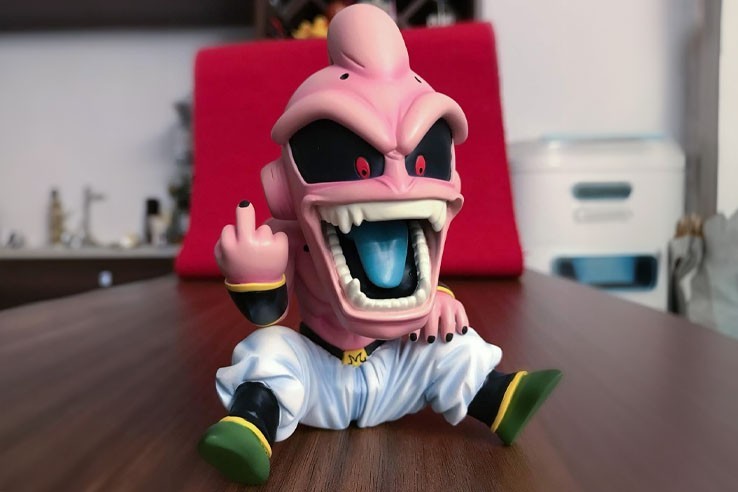 Figurine Majin Buu assis doigt d'honneur 12cm