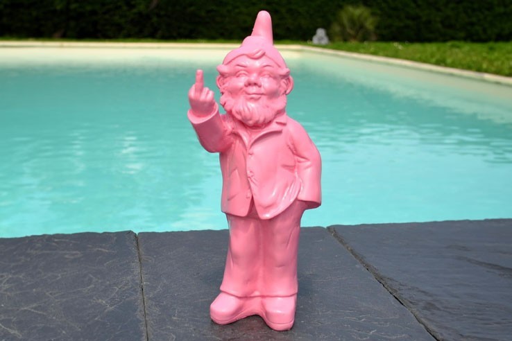 Figurine nain de jardin rose doigt d'honneur drôle
