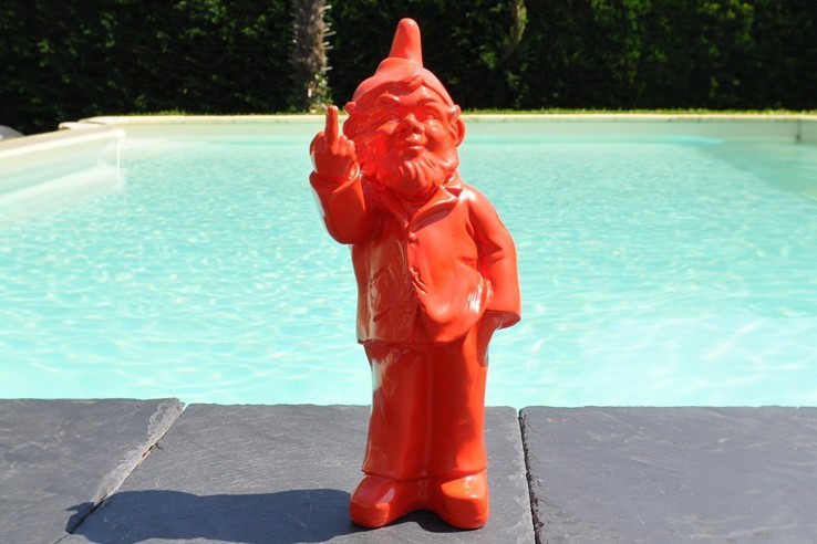 Petit nain de jardin insolent doigt d'honneur orange