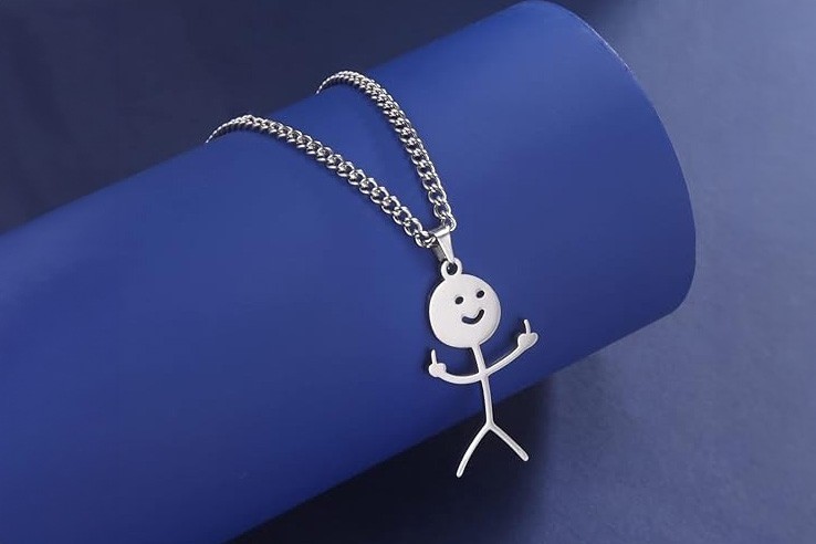 Collier pendentif femme acier personnage double doigt d'honneur