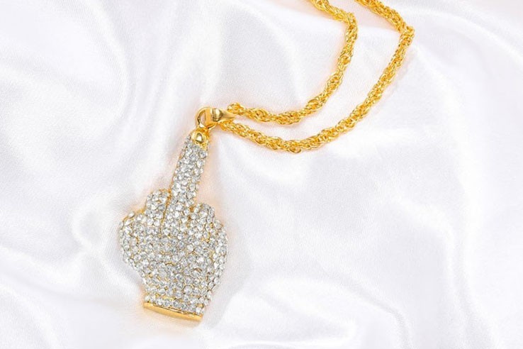 Collier homme avec pendentif doigt d'honneur couleur or