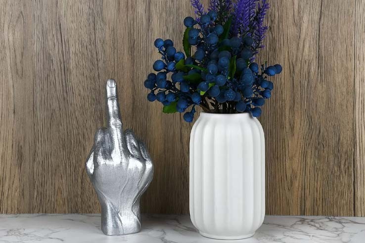 Statue doigt d'honneur en résine argenté