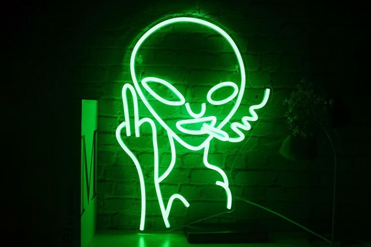 Néon vert mural motif alien doigt d'honneur