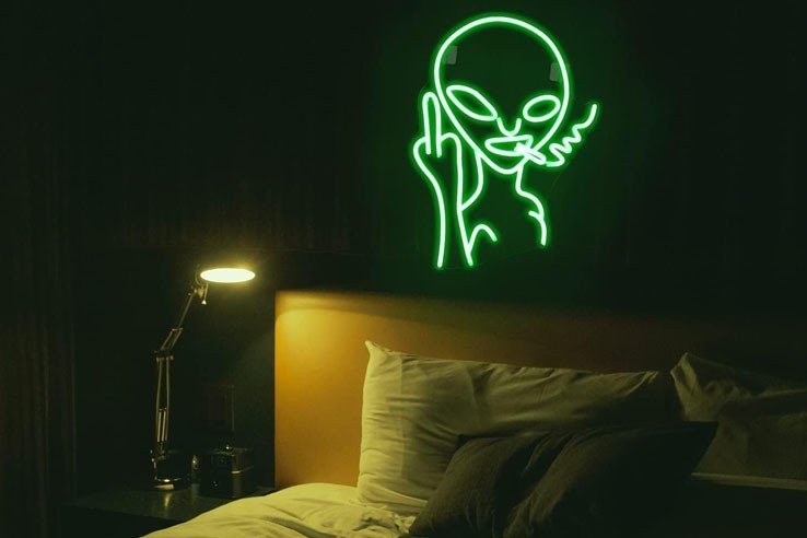 Néon vert mural motif alien doigt d'honneur