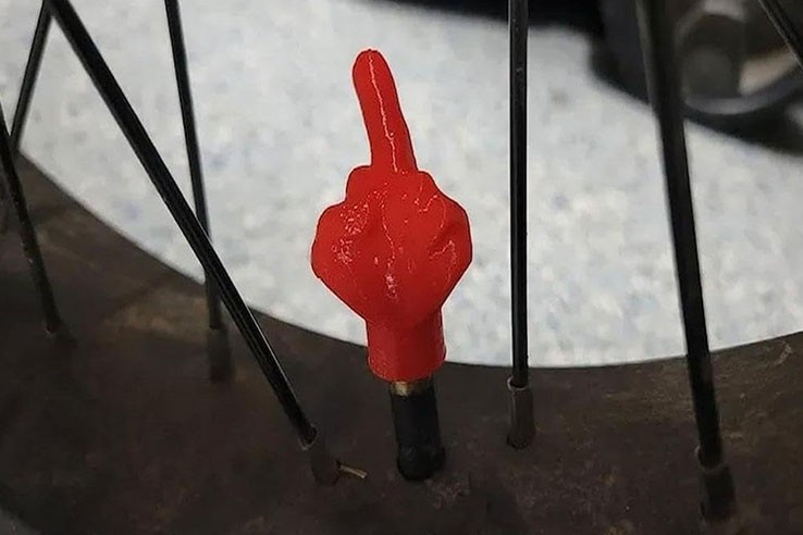 Lot de 4 bouchons de pneus doigt d'honneur rouge